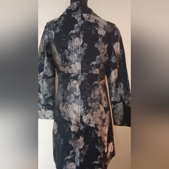 ELEGANT LIGHTWEIGHT LONG COAT - Picture 2 of 5